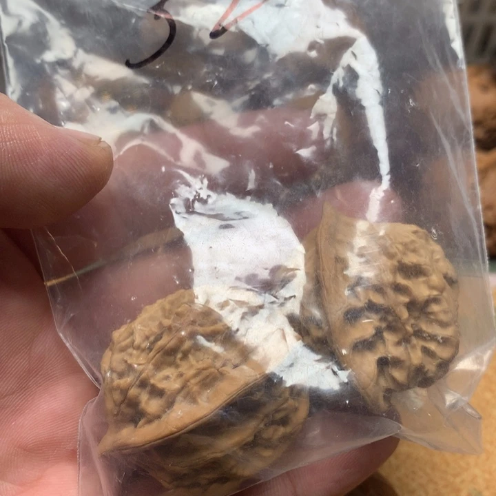 刘***.吊坠文玩核桃野生鸡心