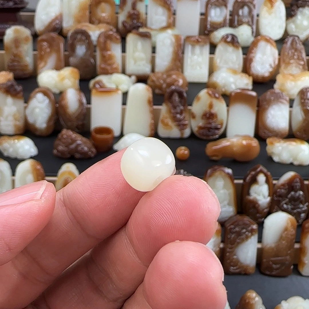 明***清和田玉未镶嵌颈饰