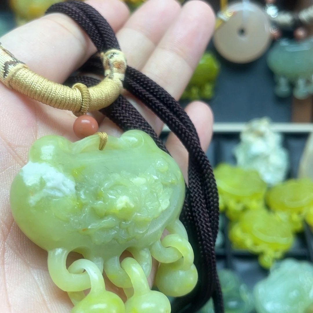 蛇纹石玉未镶嵌颈饰