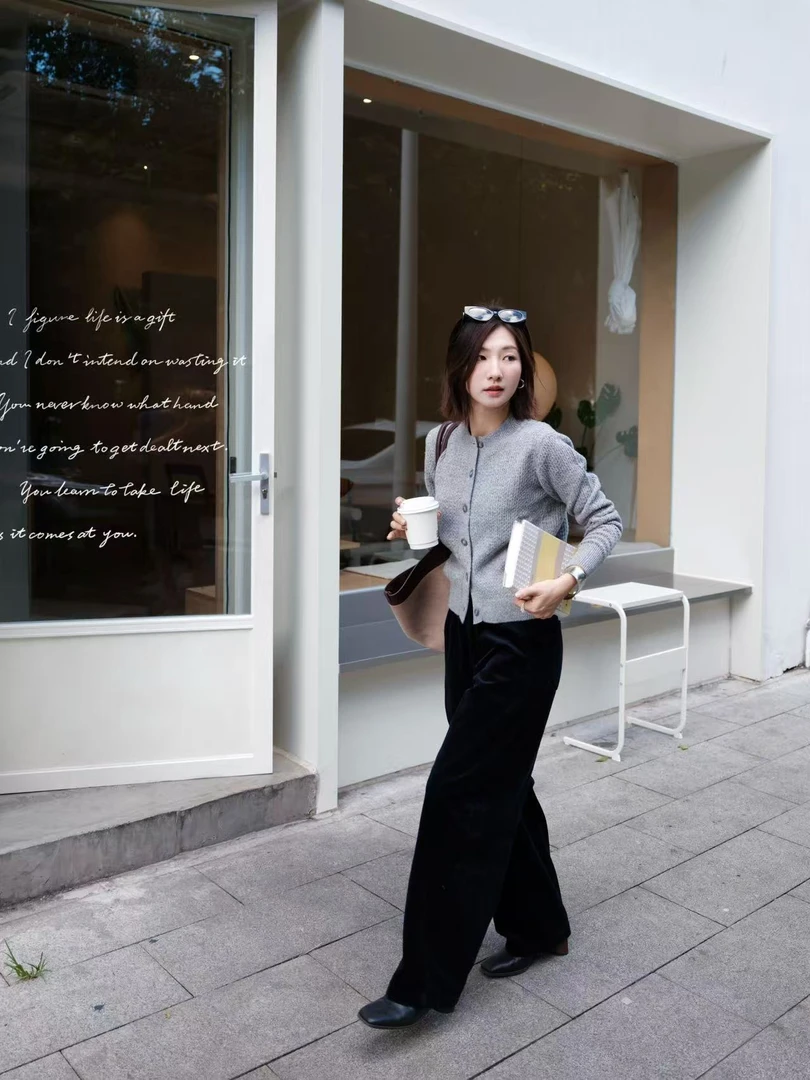 秋冬新款出游服装女慵懒风灰色圆领气质针织开衫气质直筒裤黑色