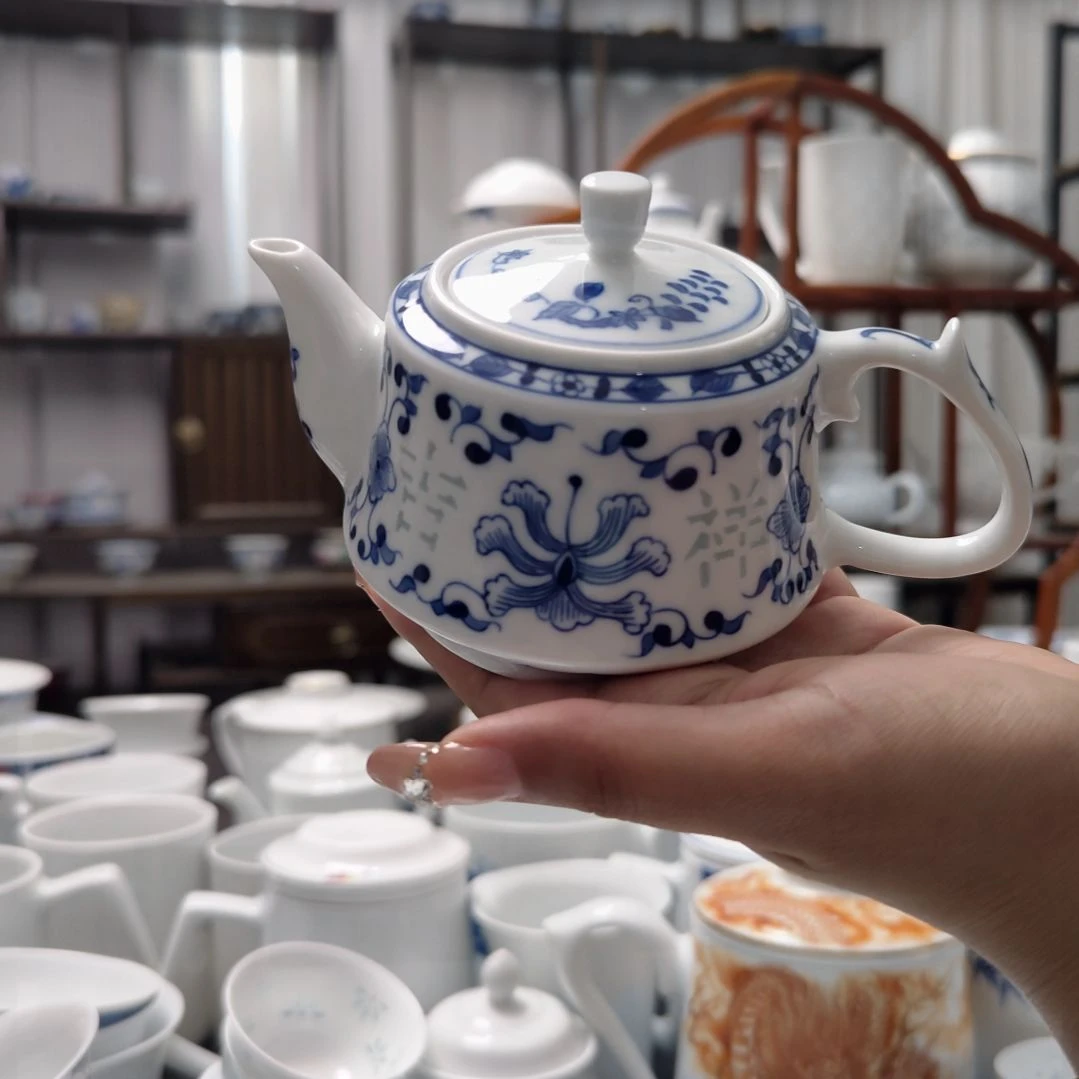 瓷手绘吉祥如意茶壶一个