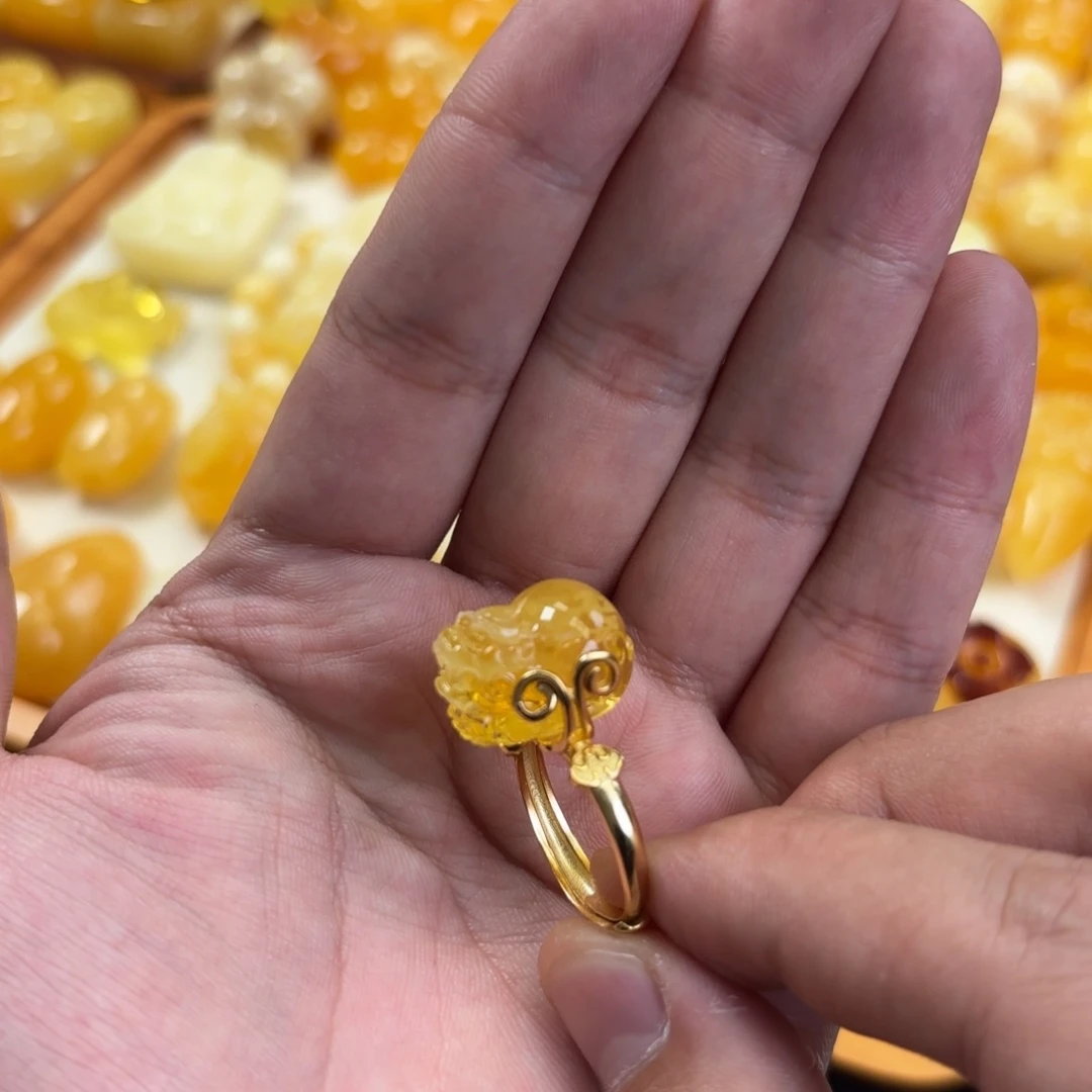 蜜蜡未镶嵌裸石貔貅