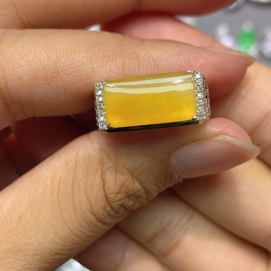 18K金镶嵌戒圈翡翠缅甸
