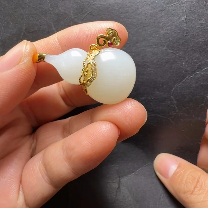 和田玉18K金镶嵌颈饰