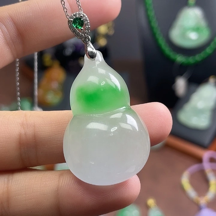 翡翠未镶嵌吊坠(赠链)