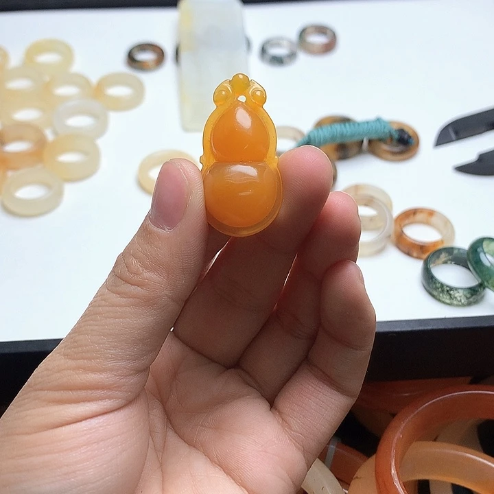 未镶嵌石英质玉（黄龙玉）手镯好*呐