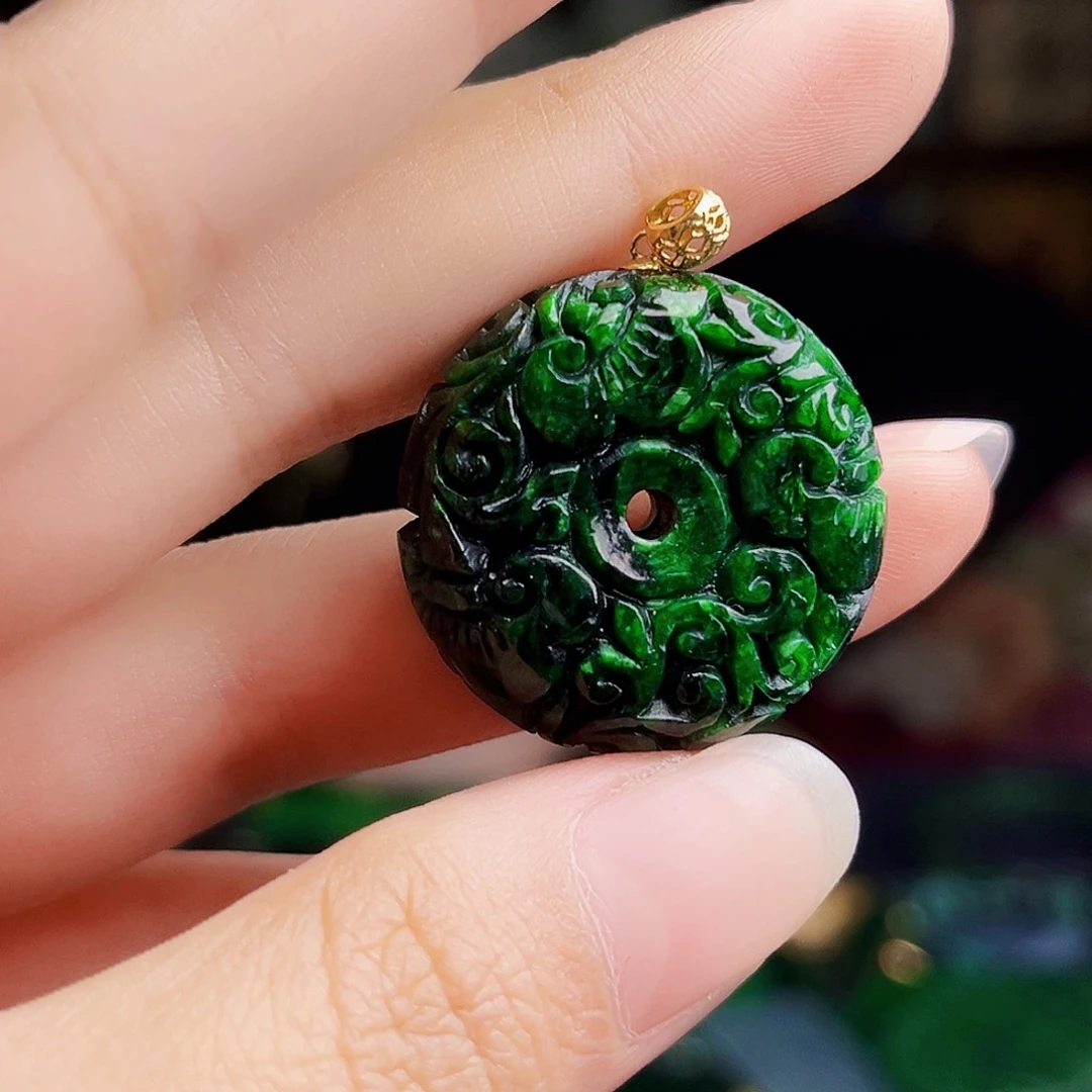 颈饰18K金镶嵌翡翠多样性