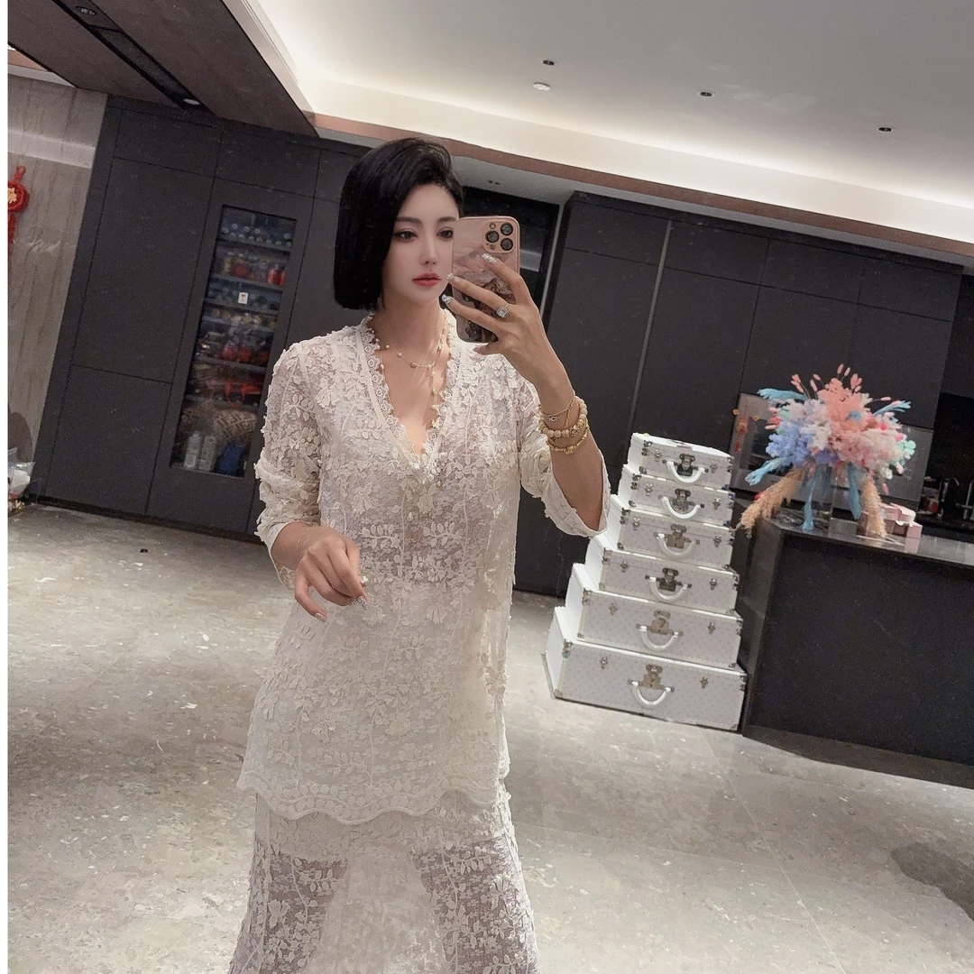 DOUWU【白月光女神】白色满身镂空花朵蕾丝边上衣半裙套装TZ13443