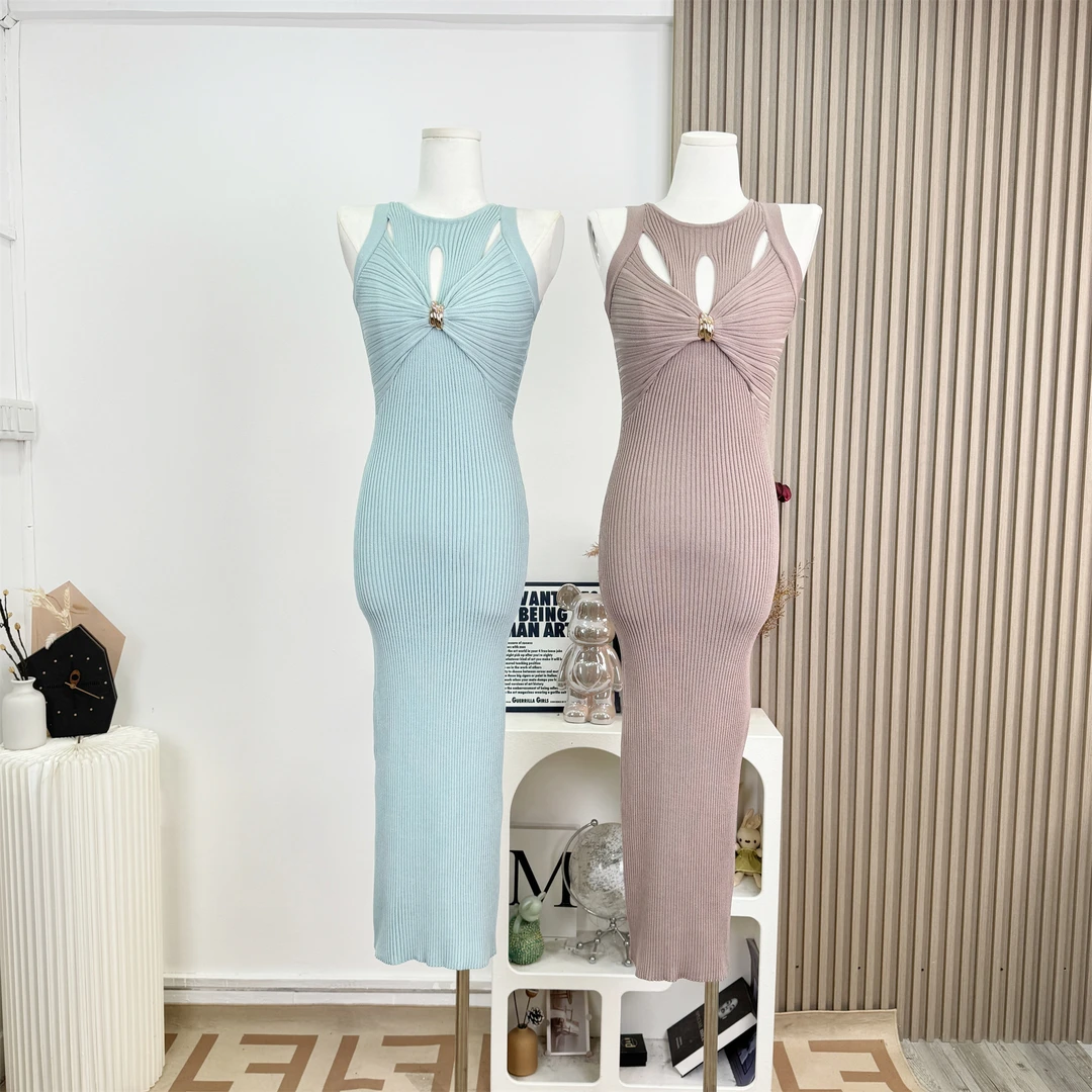 挖空设计金属扣夏季时尚修身显瘦无袖针织包臀裙中长款连衣裙女