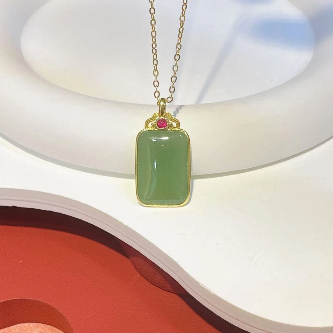 18K金镶嵌18x13x5mm和田玉无事牌HNZ9278