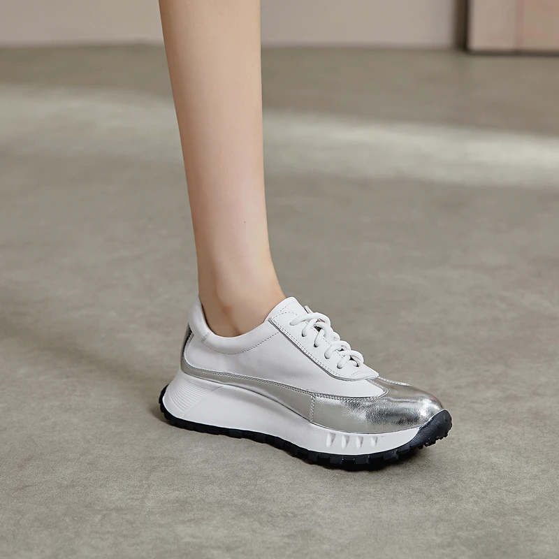轻奢鞋子小众百搭春秋2025新款真皮上班不累脚平底单鞋运动休闲鞋