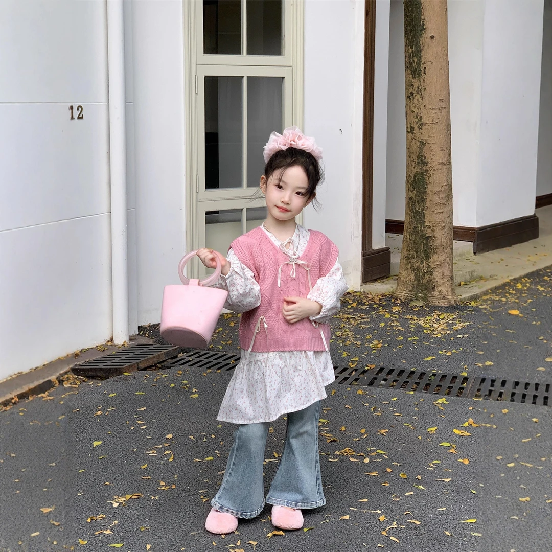小思家2025秋季女童洋气毛线背心中长款碎花衬衫牛仔喇叭裤套装