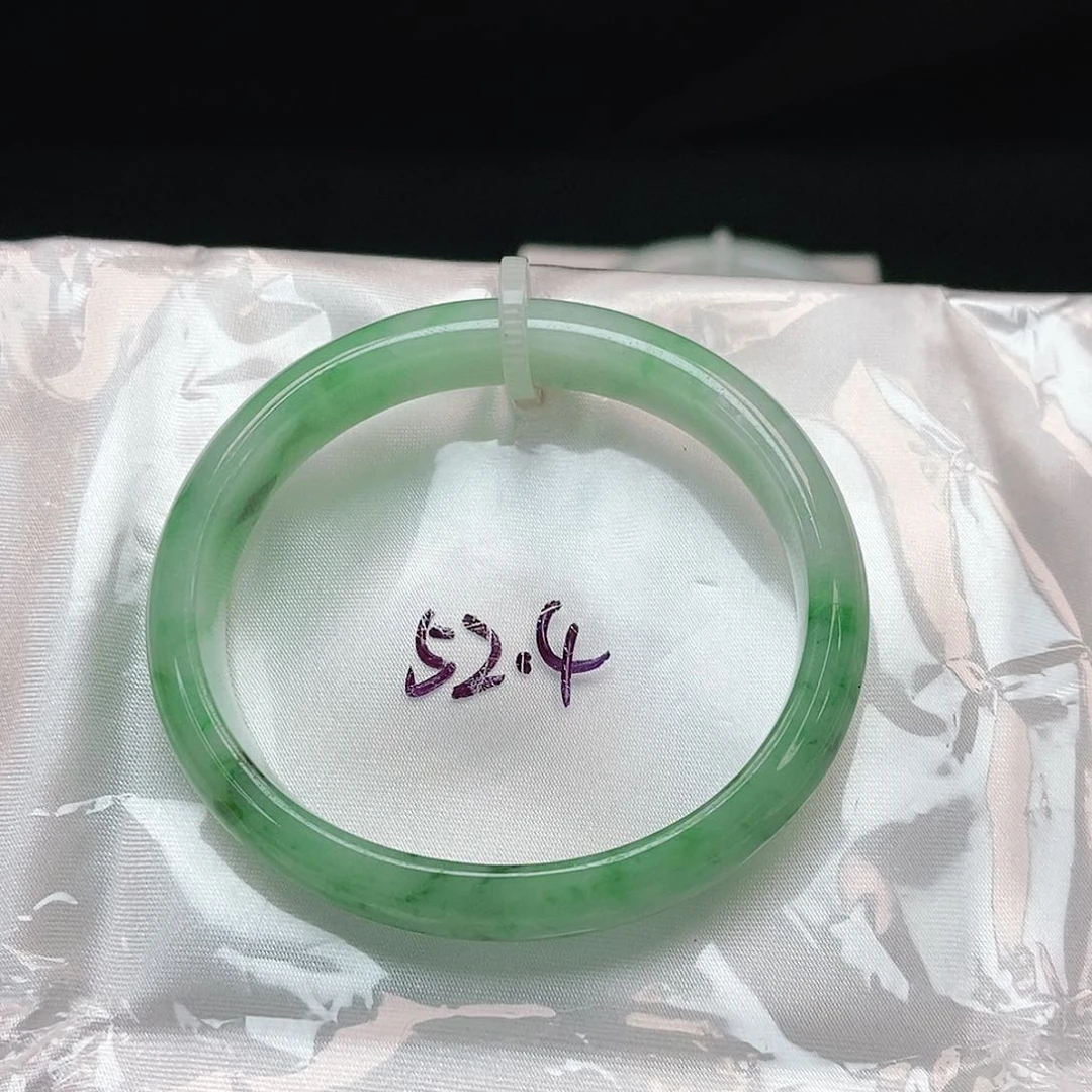 翡翠手镯未镶嵌贵妃