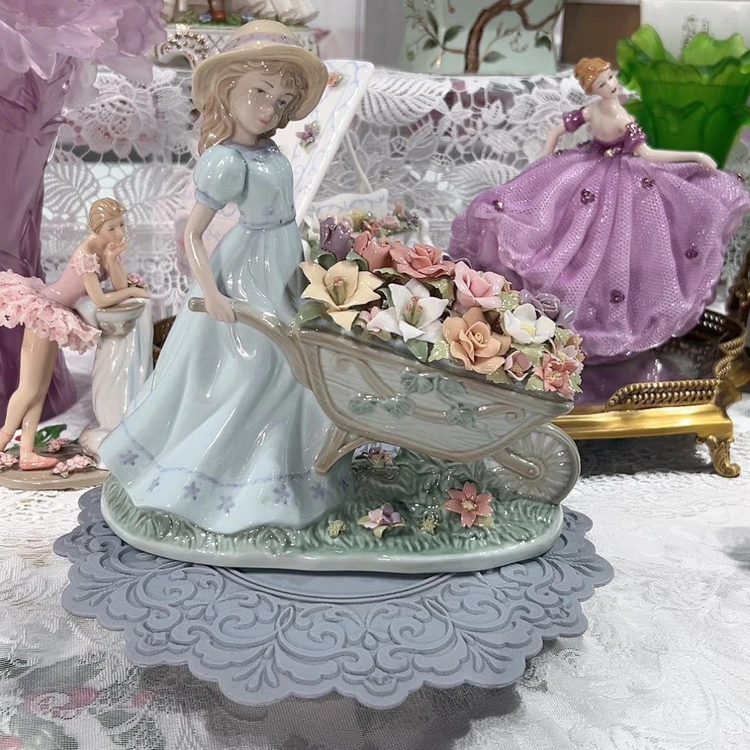 陶瓷0245骨瓷推花车女孩摆件