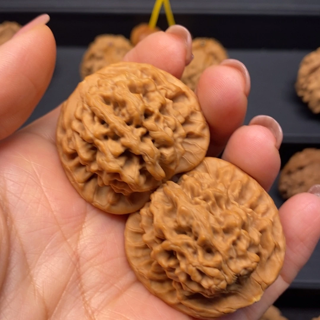 阳**量秦岭南侧为三叠瀑布及瀑布环绕之中