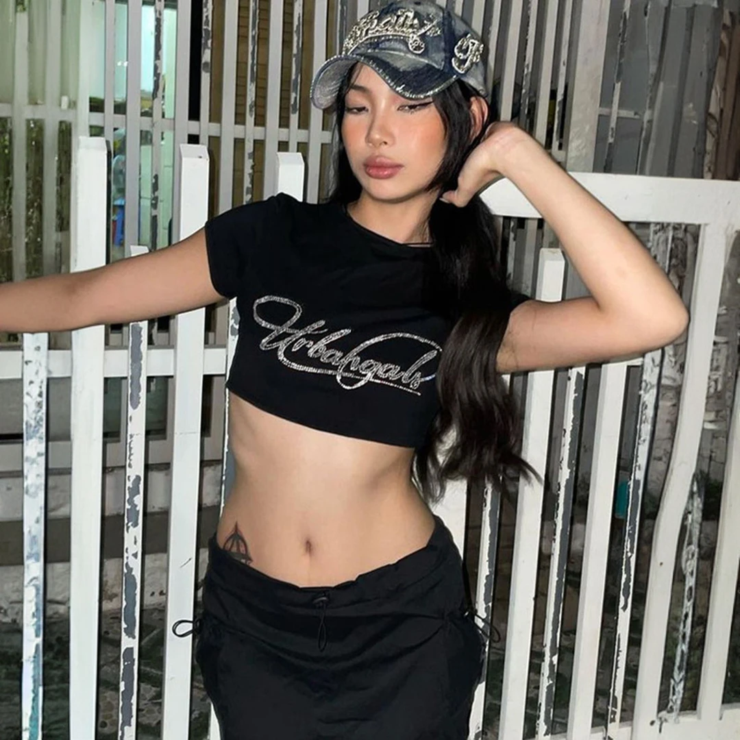 黑色圆领字母烫钻露脐女士T恤