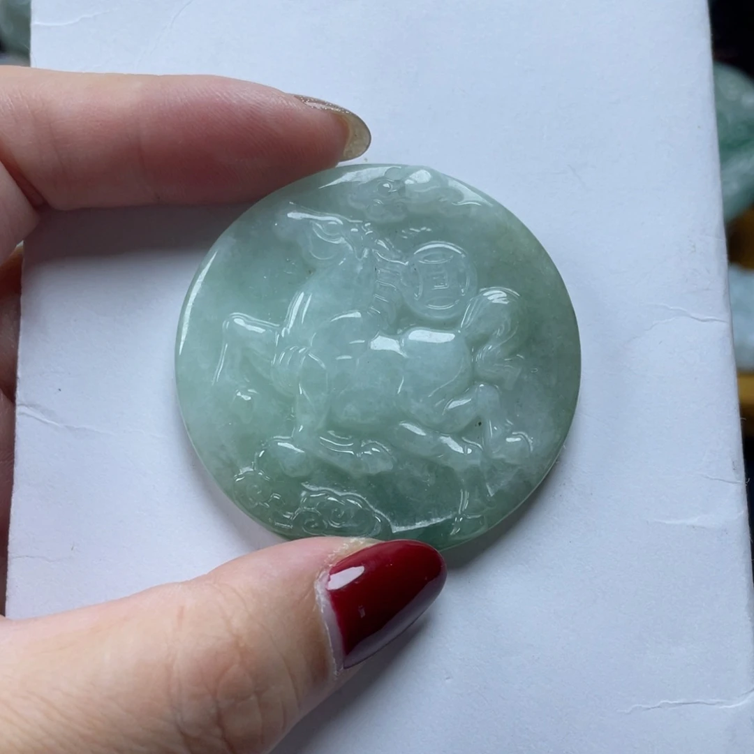 翡翠颈饰未镶嵌马牌