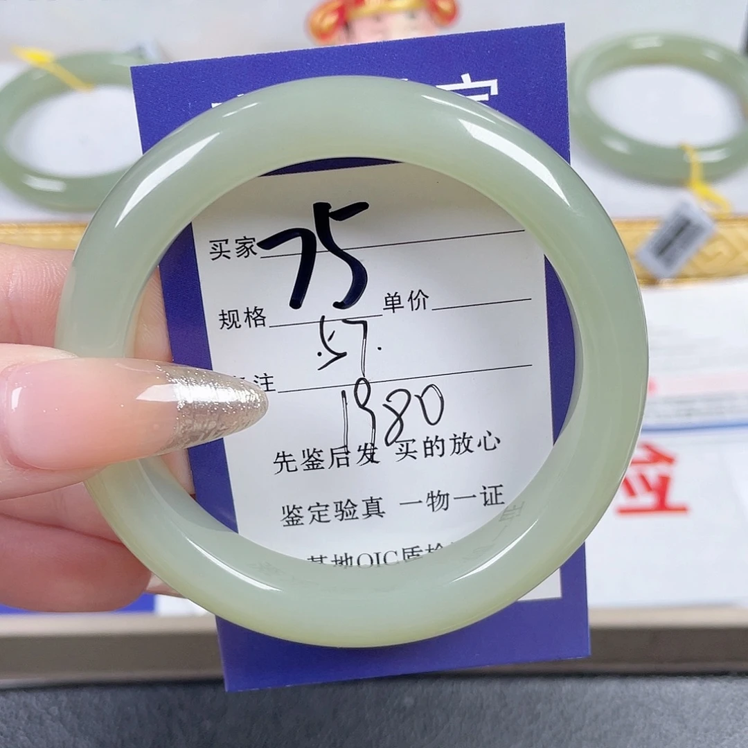 浅***光和田玉未镶嵌手镯