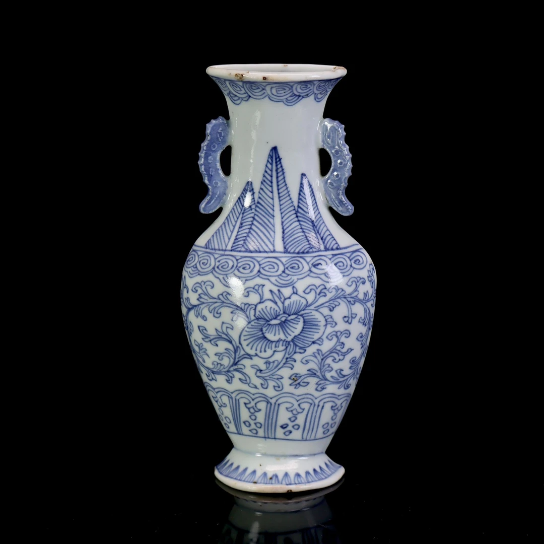 13:清中期青花淡描缠枝牡丹壁瓶