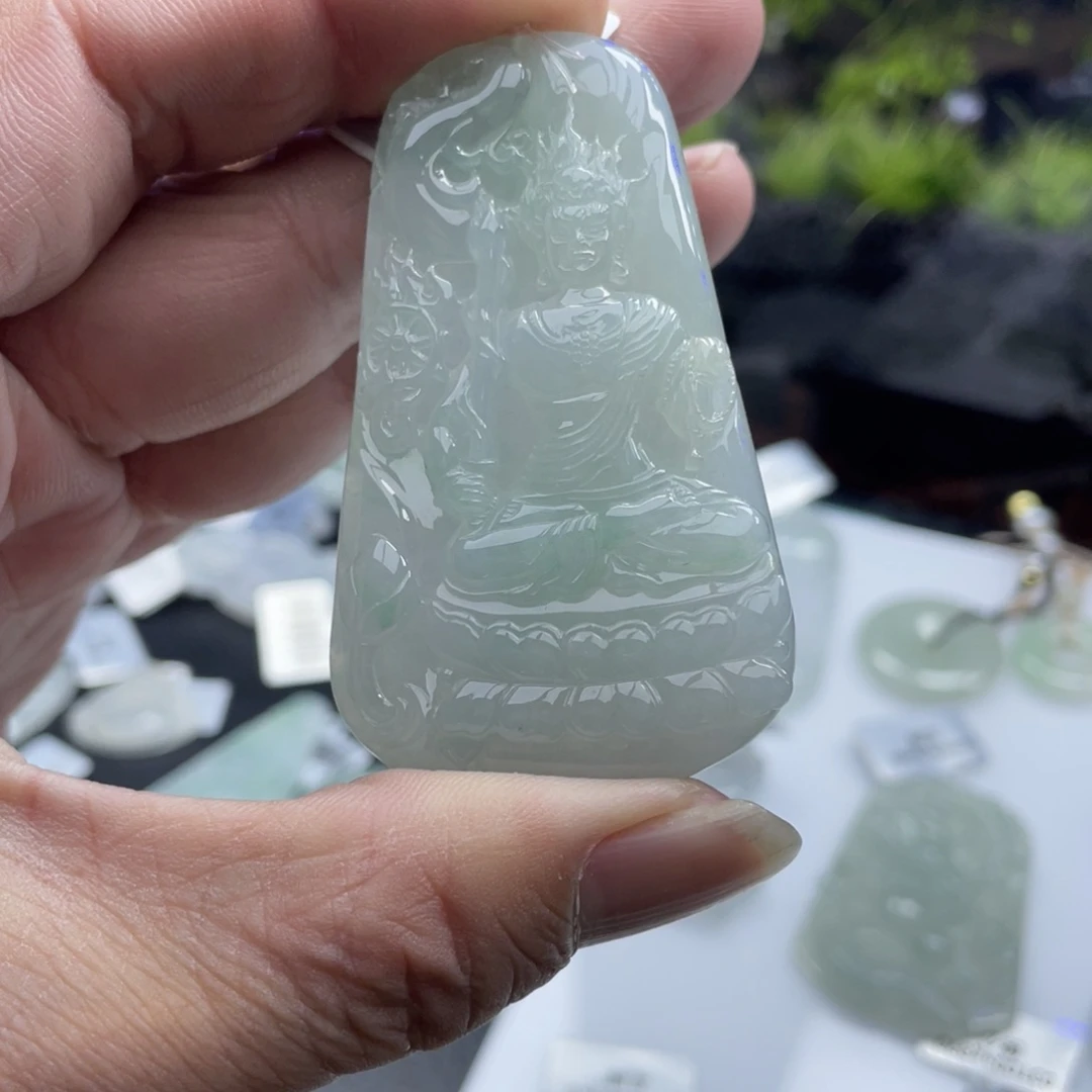 翡翠未镶嵌颈饰金刚