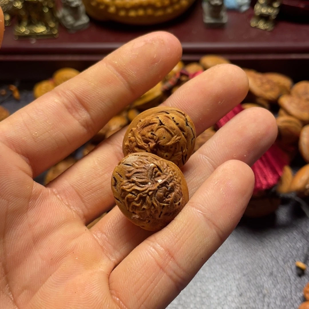 大桃核雕刻钟馗单子瑕疵