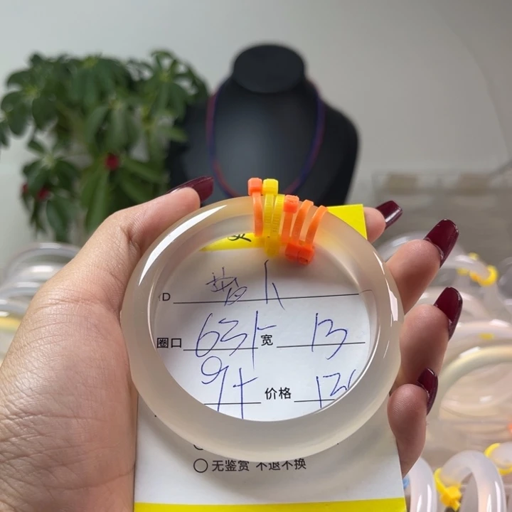 玛瑙/玉髓手镯未镶嵌萝***咩