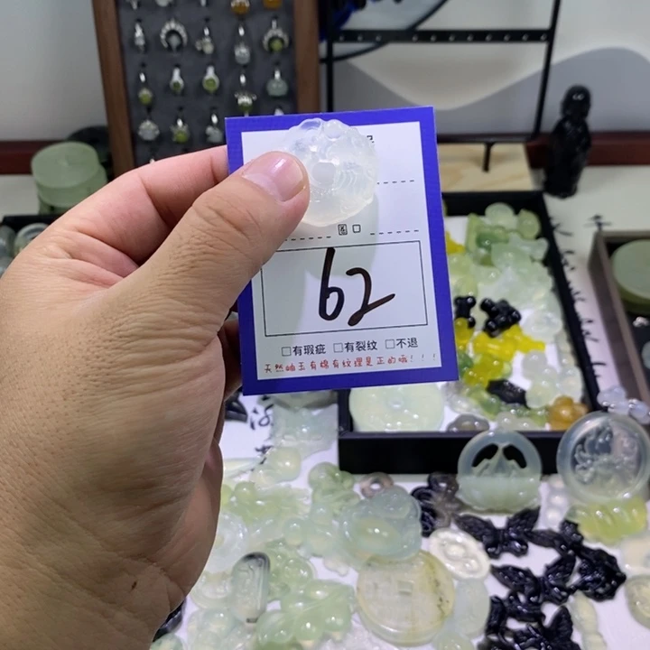 蛇纹石玉颈饰未镶嵌墨*