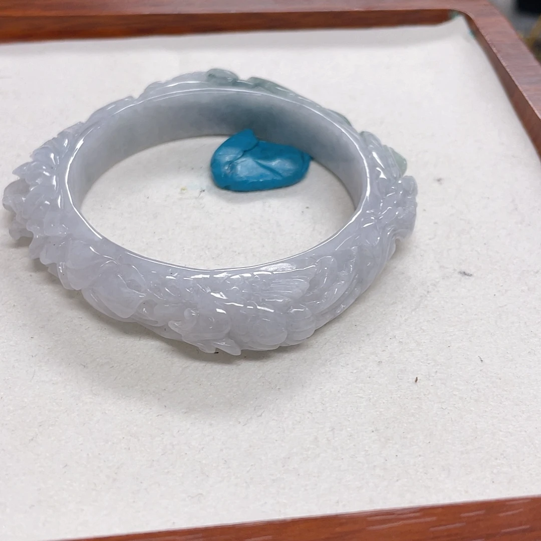 啦***…翡翠未镶嵌颈饰手镯