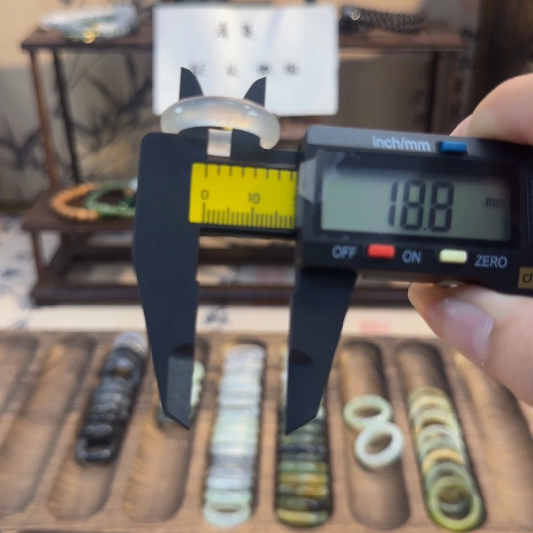 蛇纹石玉颈饰合金