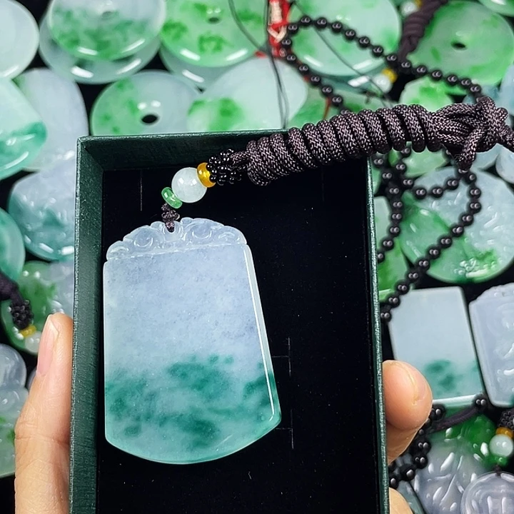 潇***生翡翠未镶嵌颈饰吊坠