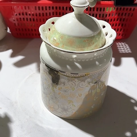 微瑕，不能明火，口径11高度13储物罐一个