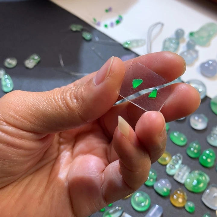 翡翠散珠两个绿光切割