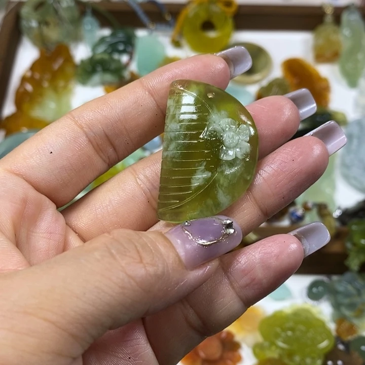 蛇纹石玉未镶嵌吊坠我***欣