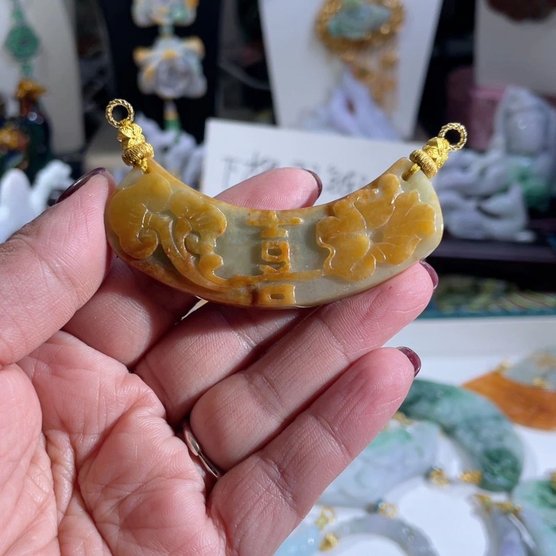 翡翠颈饰未镶嵌翡翠弯弯