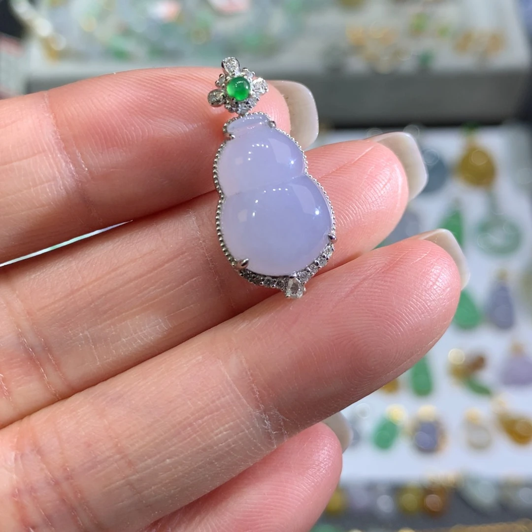 翡翠颈饰18K金镶嵌翡翠吊坠的未镶嵌