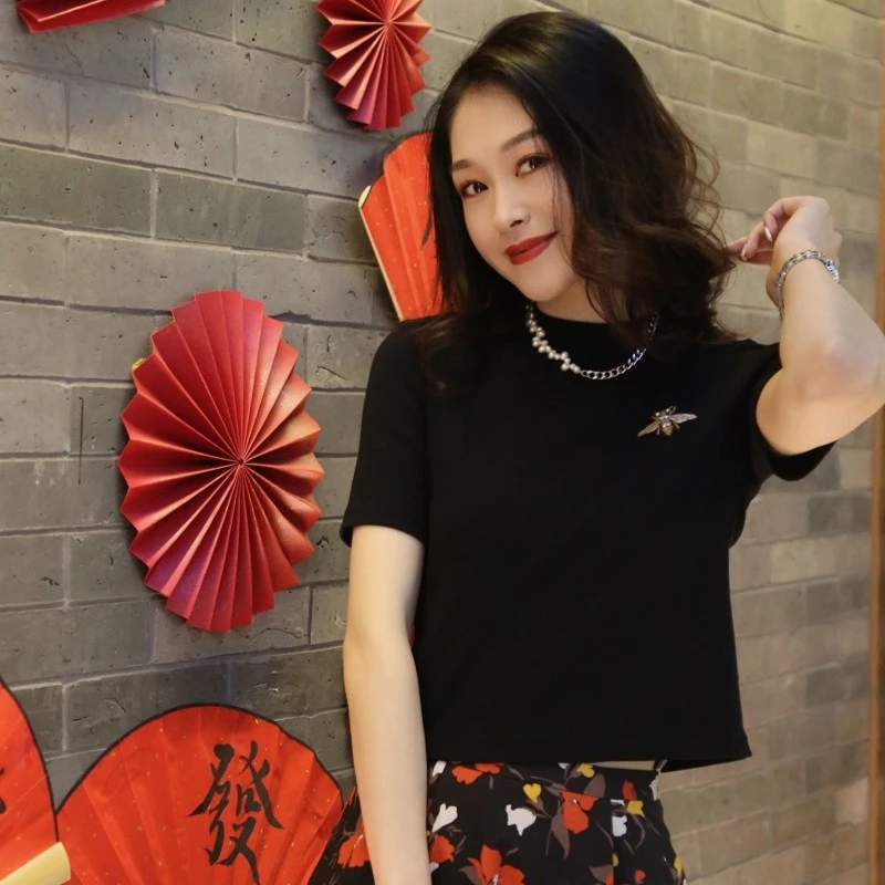 GIRDEAR/哥弟新款修身女士小蜜蜂刺绣ins短袖正肩短款t恤1300360