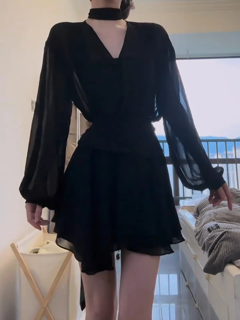 辣妹复古法式黑色V领长袖连衣裙秋季纯欲风性感收腰显瘦气质短裙