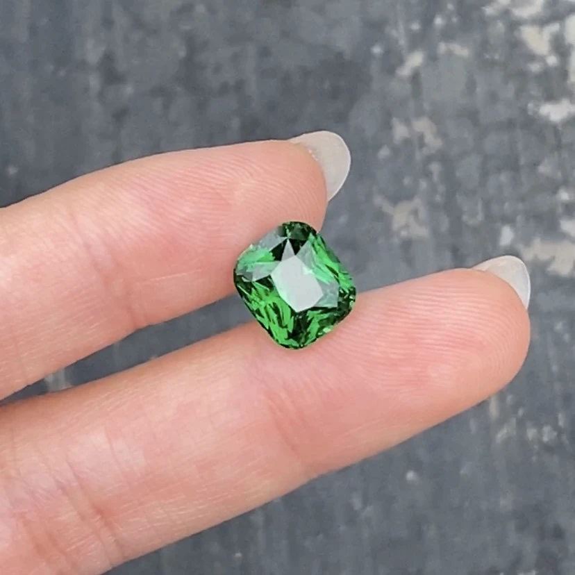 24K081 沙弗莱石榴石（Vibrant-billance） 4.16克拉