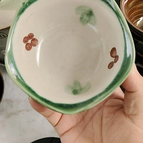 瓷片瓷片，各种摆件，盘，碗，沙锅，均有瑕疵。
