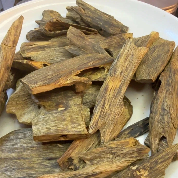用****金丝红油快料。奇楠