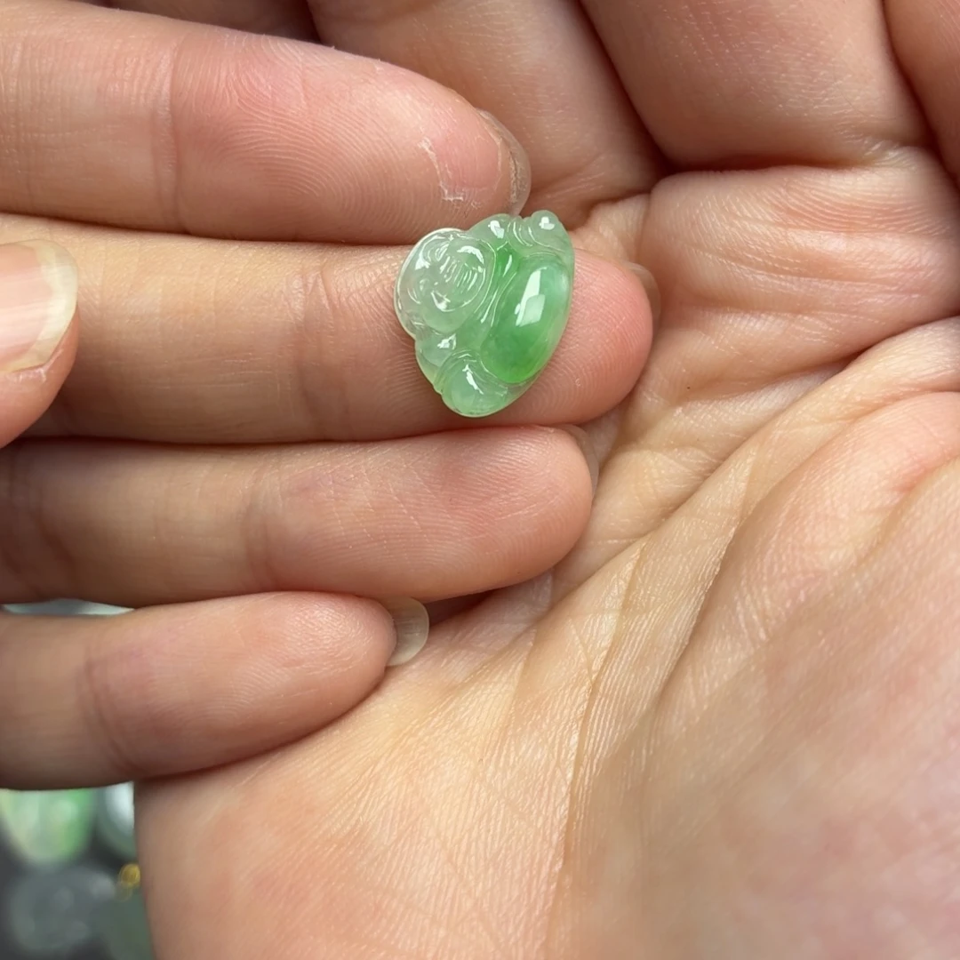 翡翠未镶嵌颈饰绿佛