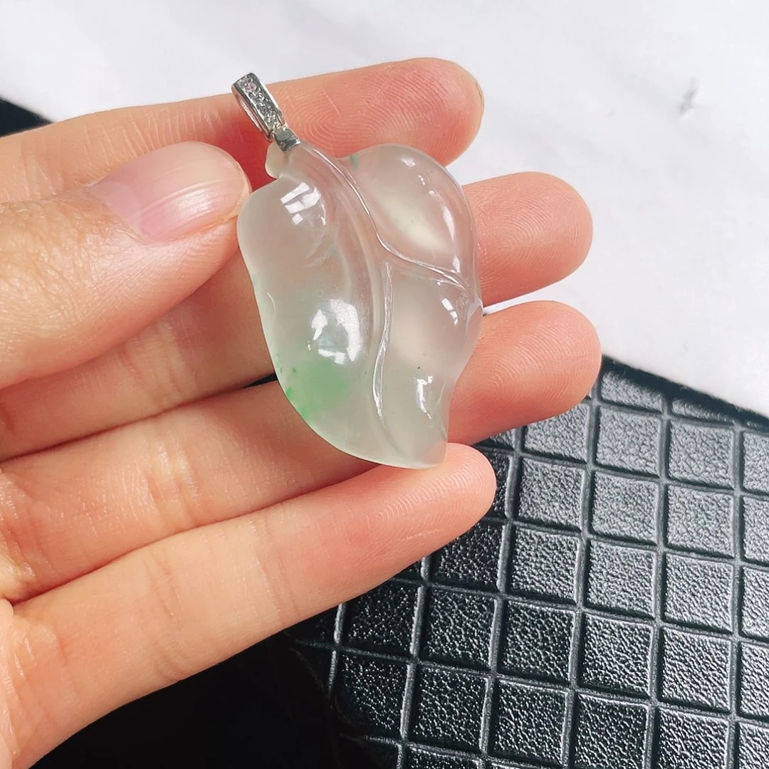 南***风石英质玉未镶嵌挂件