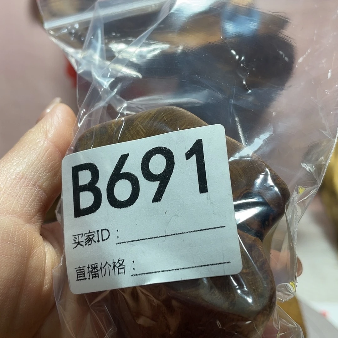 手***8玉木（非红木类）土沉香香木摆件