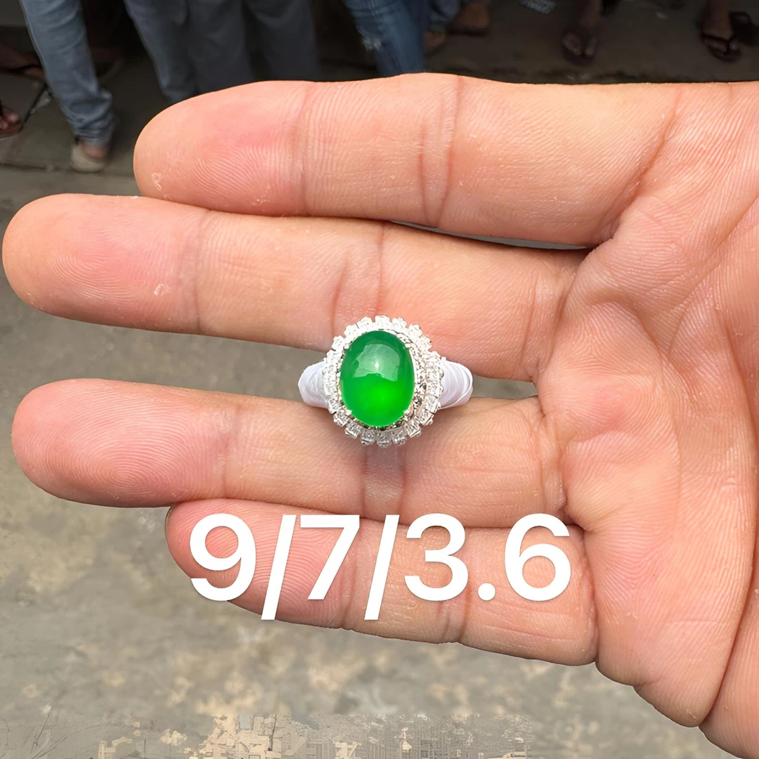 0607(小哪吒在源头)玻璃种翡翠炸光冰阳绿戒面干净杠味荧光足M800