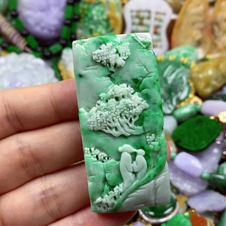 翡翠未镶嵌吊坠(赠链)