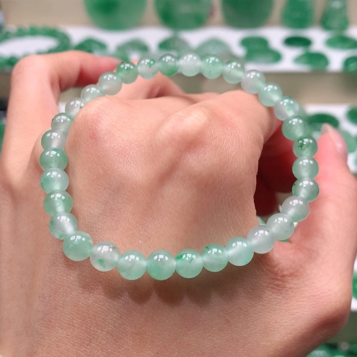 颈饰未镶嵌石英质玉