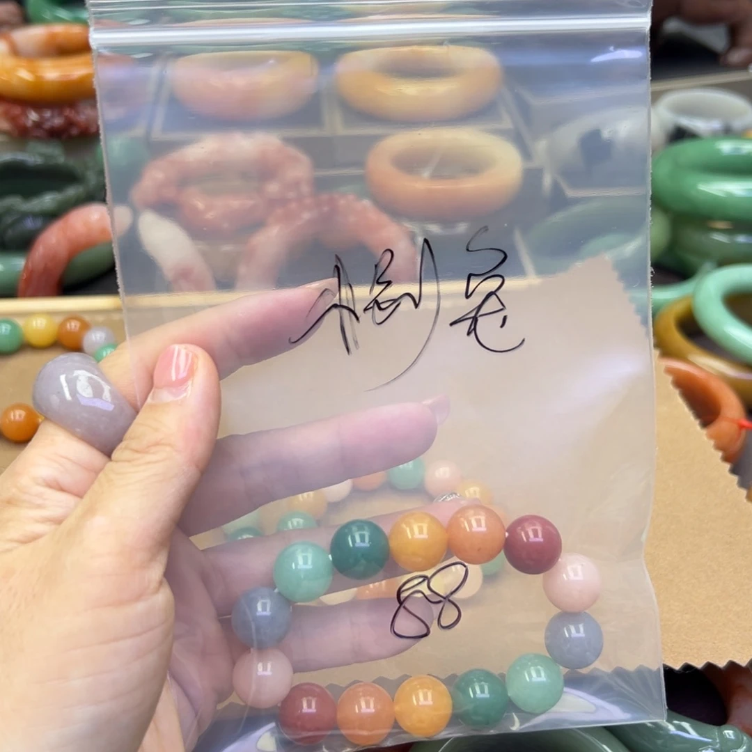 未镶嵌手镯石英岩玉小****。