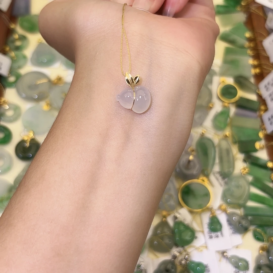 翡翠18K金镶嵌颈饰葫芦