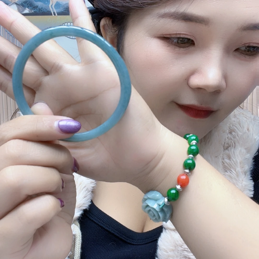 偏****翡翠未镶嵌颈饰手镯