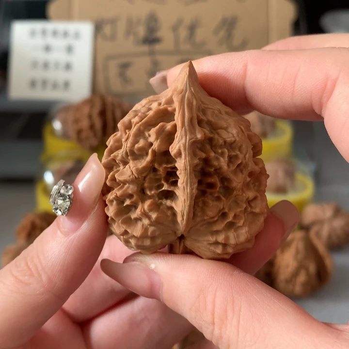V***生吊坠文玩核桃异形导致，有瑕疵